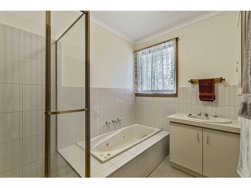 4 Cherbourg Court, Frankston VIC 3199