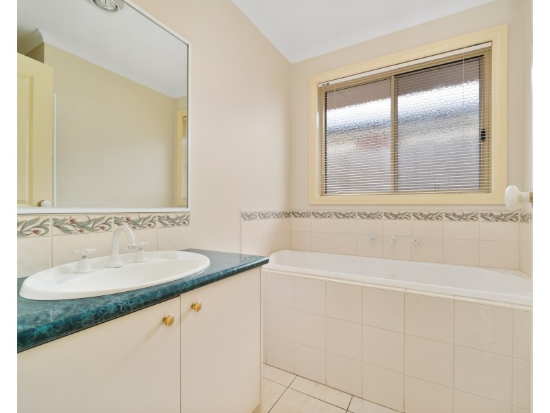 21 Clifton Park Drive, Carrum Downs VIC 3201