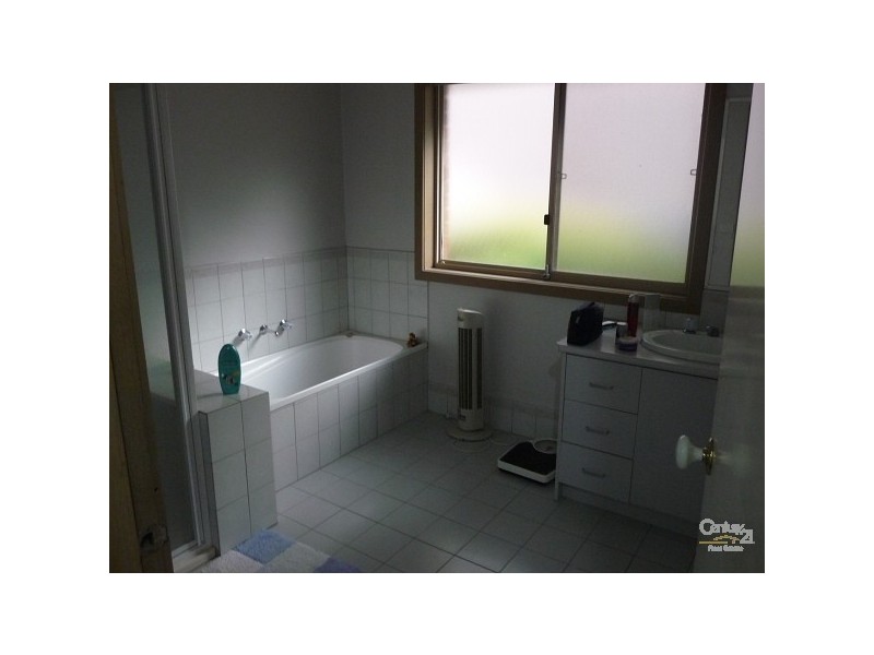 1/4 Weyburn Place, Avondale Heights VIC 3034