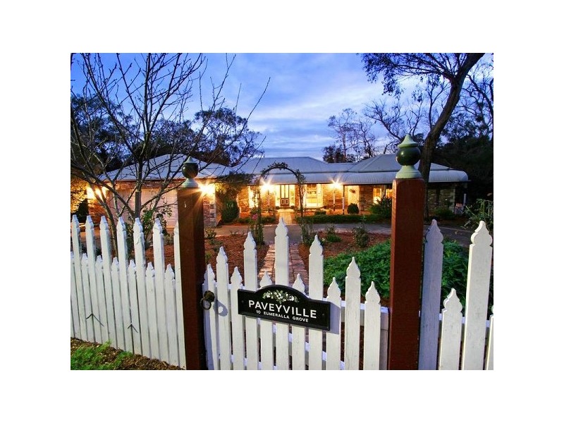 10 Eumeralla Grove, Mount Eliza VIC 3930