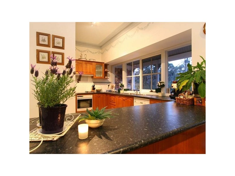 10 Eumeralla Grove, Mount Eliza VIC 3930