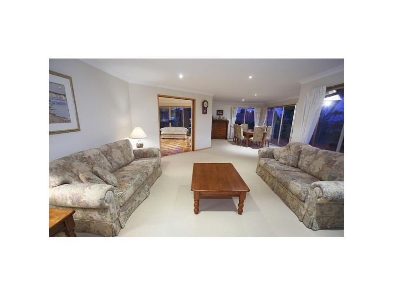 77 Eumeralla Grove, Mount Eliza VIC 3930
