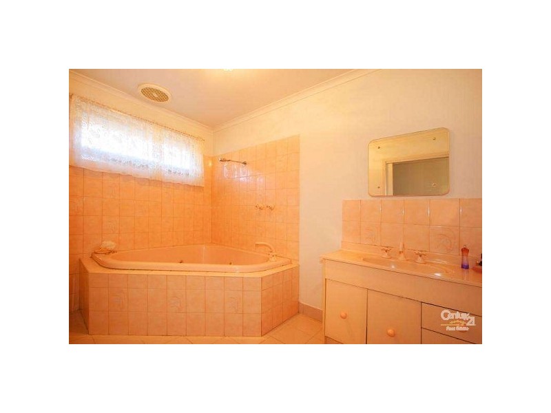 15 Bundeena Avenue, Keysborough VIC 3173