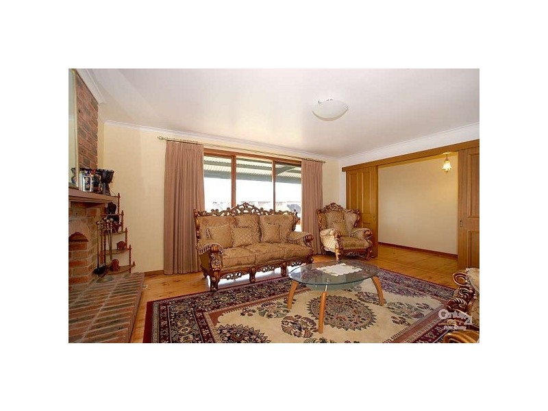 16 Showjump Crescent, Endeavour Hills VIC 3802