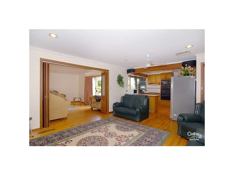 16 Showjump Crescent, Endeavour Hills VIC 3802