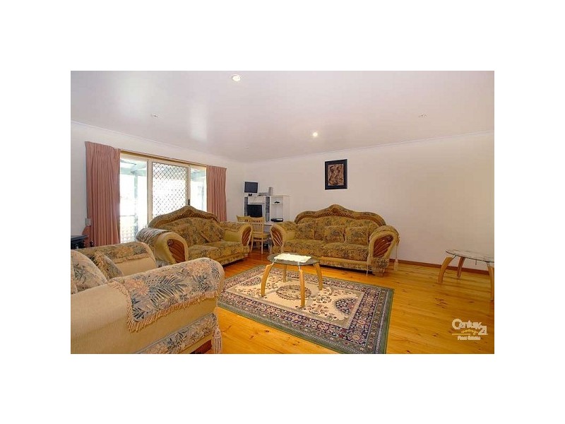 16 Showjump Crescent, Endeavour Hills VIC 3802
