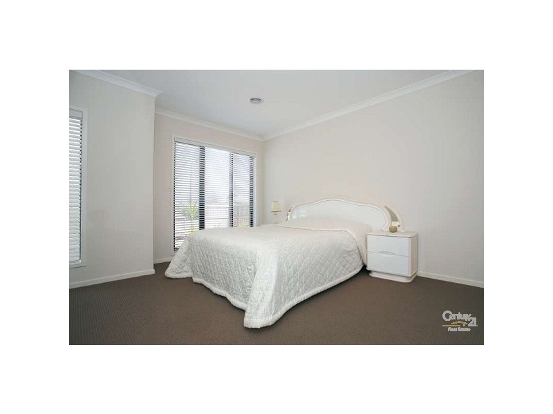 8 Rose Bush Crt, Lyndhurst VIC 3975