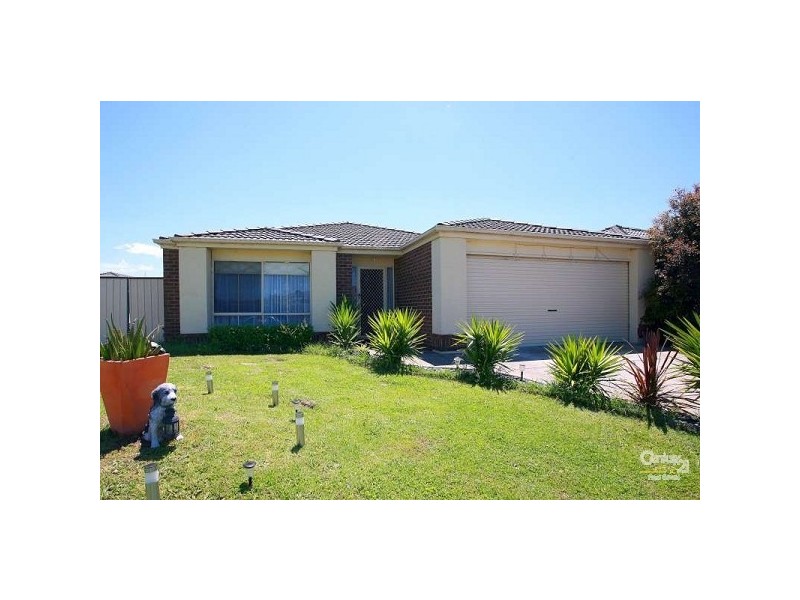 4 Blackmore Close, Pakenham VIC 3810