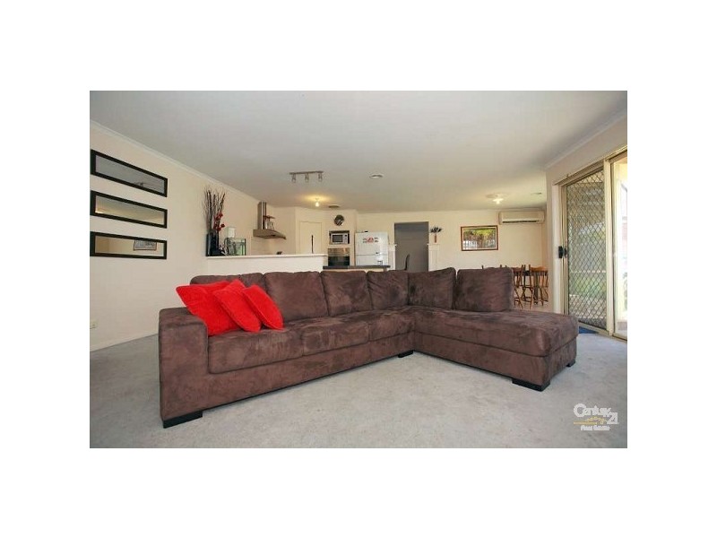4 Blackmore Close, Pakenham VIC 3810