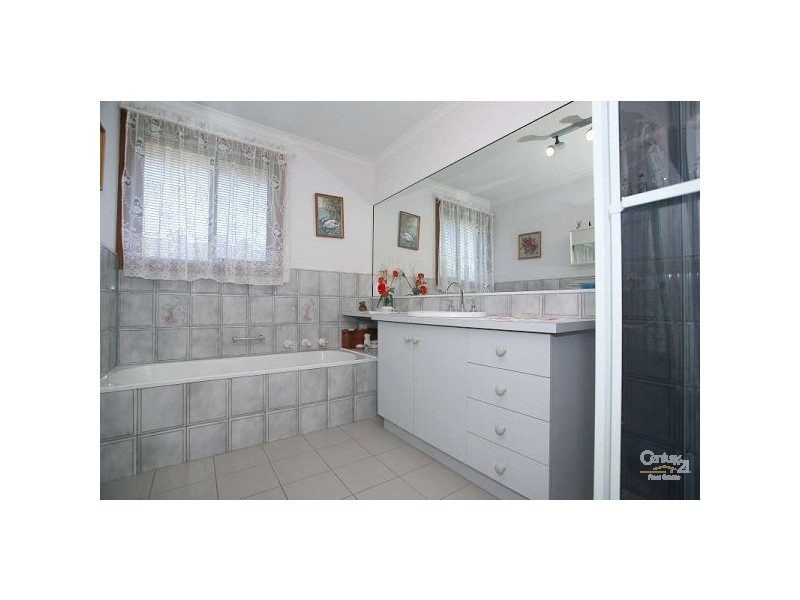 29 George Bass Ave, Endeavour Hills VIC 3802