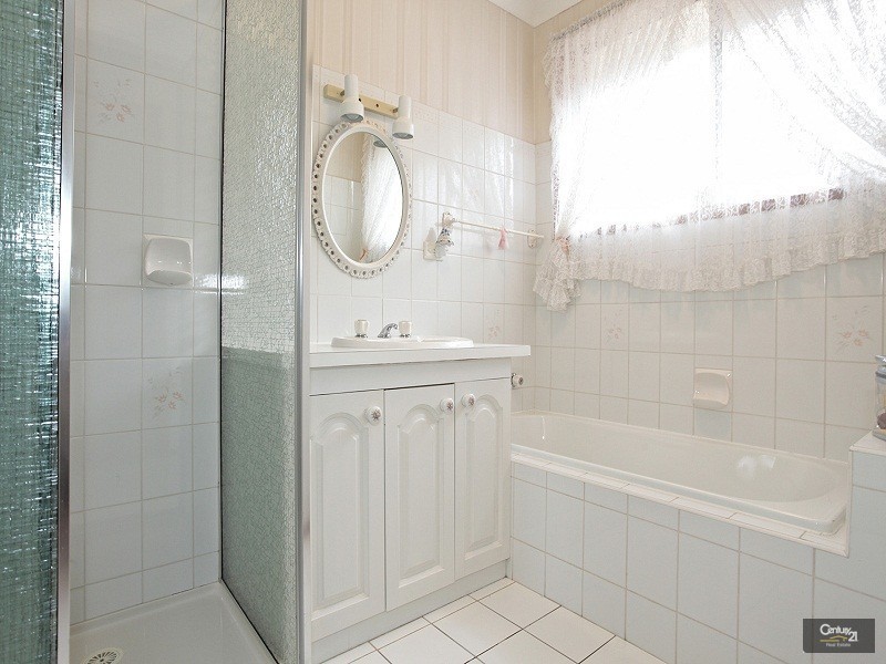 18 Clarence Ave, Keysborough VIC 3173