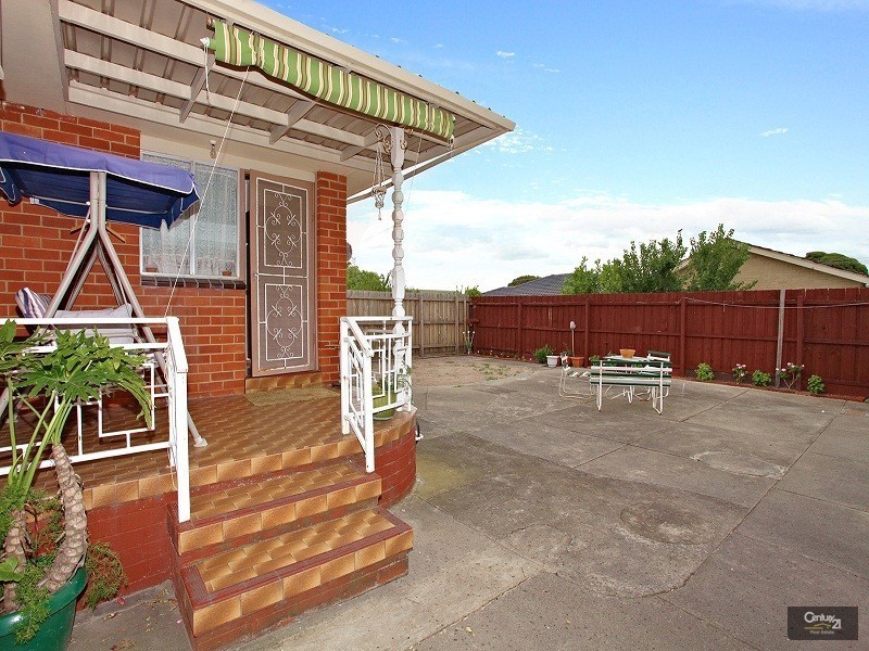 18 Clarence Ave, Keysborough VIC 3173