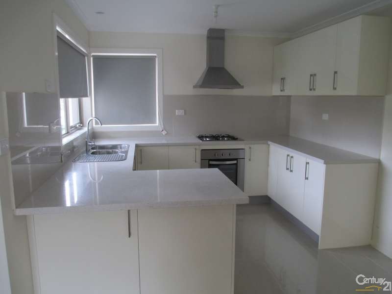 2/10 Koonalda Grove, Dandenong North VIC 3175