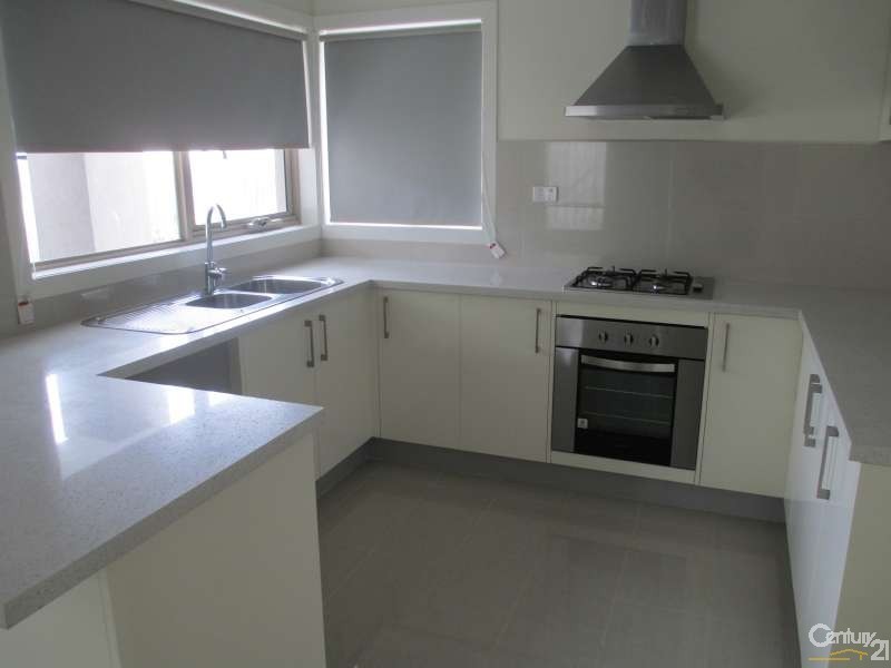 2/10 Koonalda Grove, Dandenong North VIC 3175