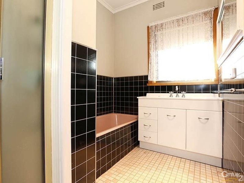 16 Hillcrest Grove, Springvale VIC 3171