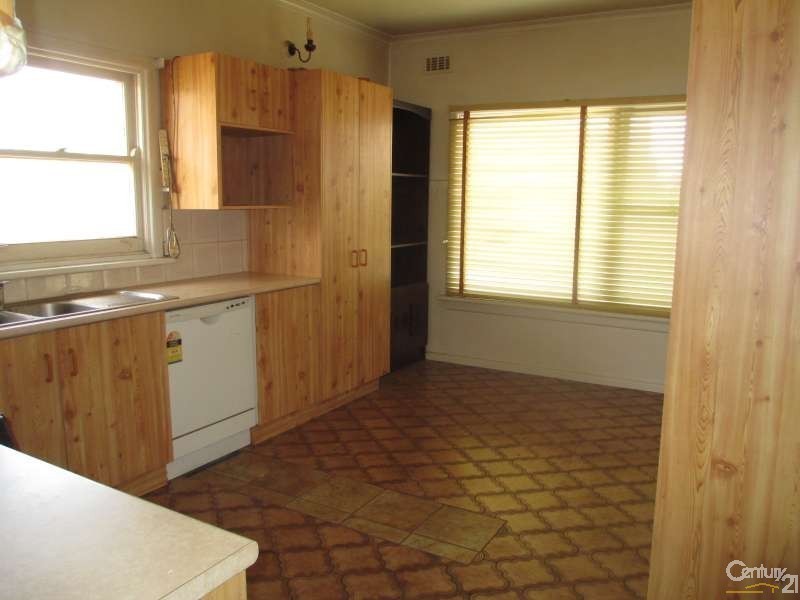 2 Avondale Street, Springvale VIC 3171