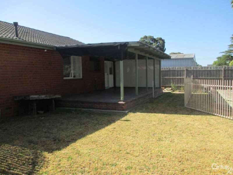 18 Dunbar Avenue, Cranbourne VIC 3977