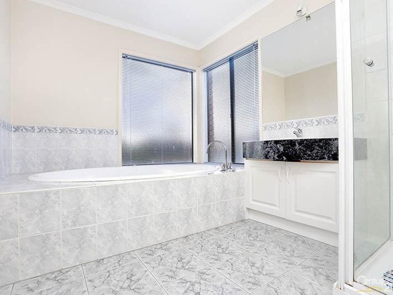 32 Durack Ave, Lynbrook VIC 3975