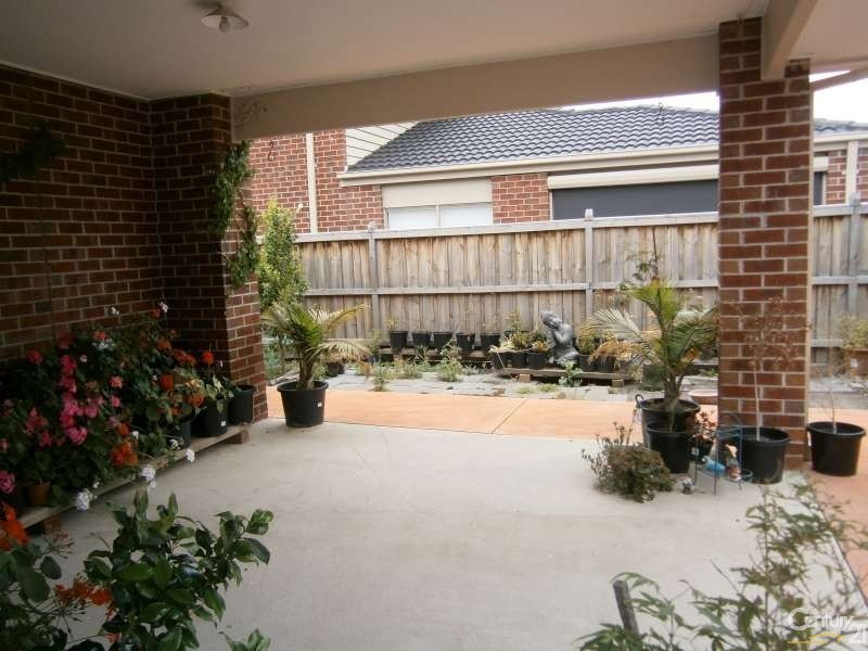 11 Edgewater Drive, Keysborough VIC 3173