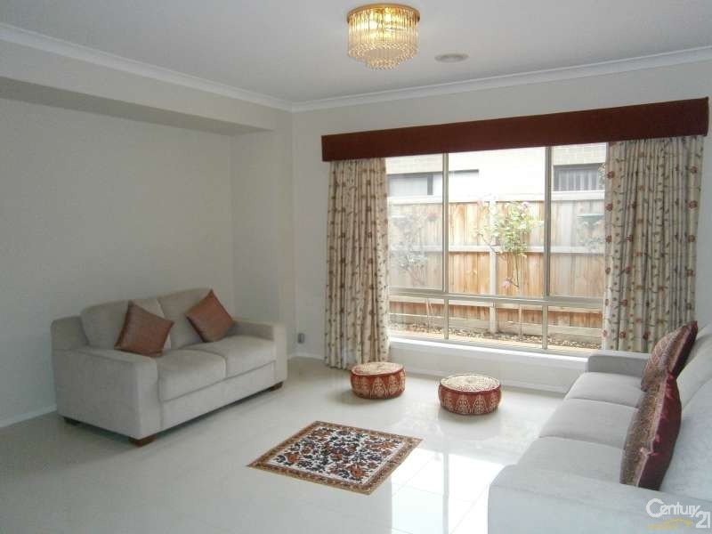 11 Edgewater Drive, Keysborough VIC 3173