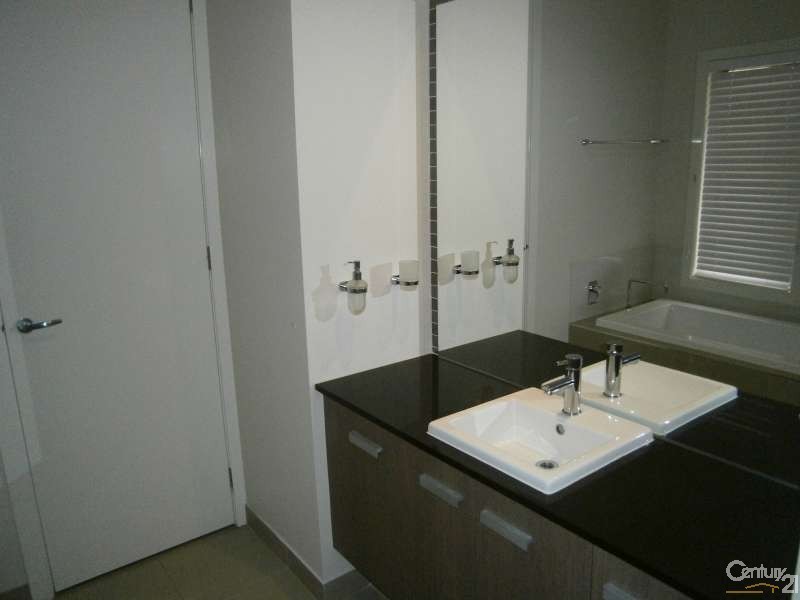 11 Edgewater Drive, Keysborough VIC 3173