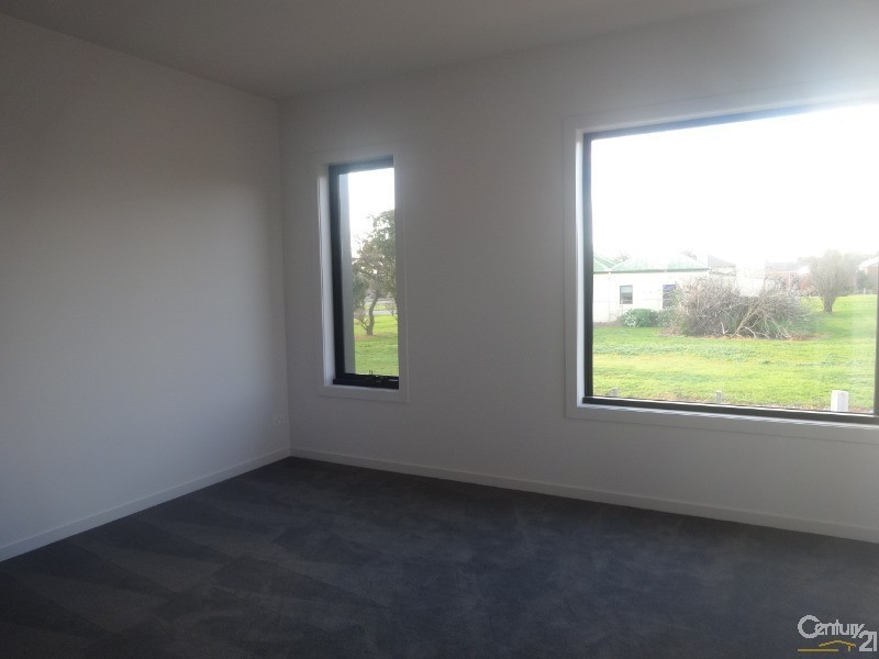 84 City Vista Circuit, Cranbourne West VIC 3977