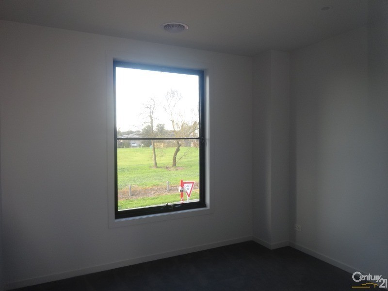 84 City Vista Circuit, Cranbourne West VIC 3977