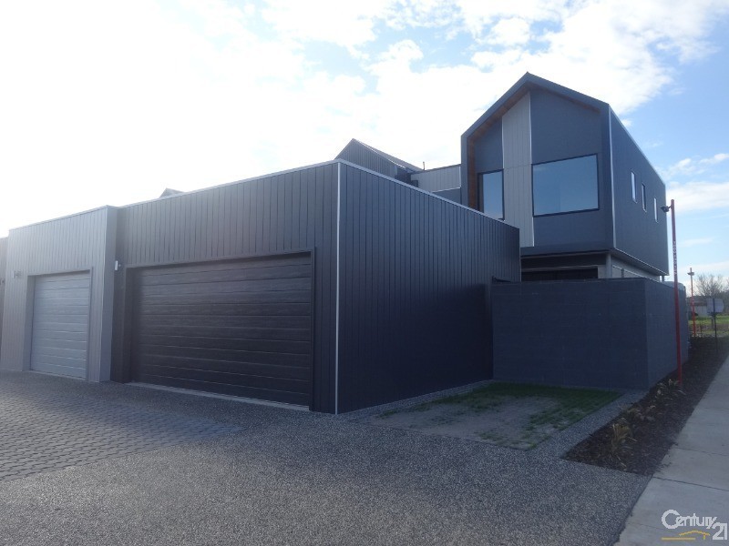 84 City Vista Circuit, Cranbourne West VIC 3977