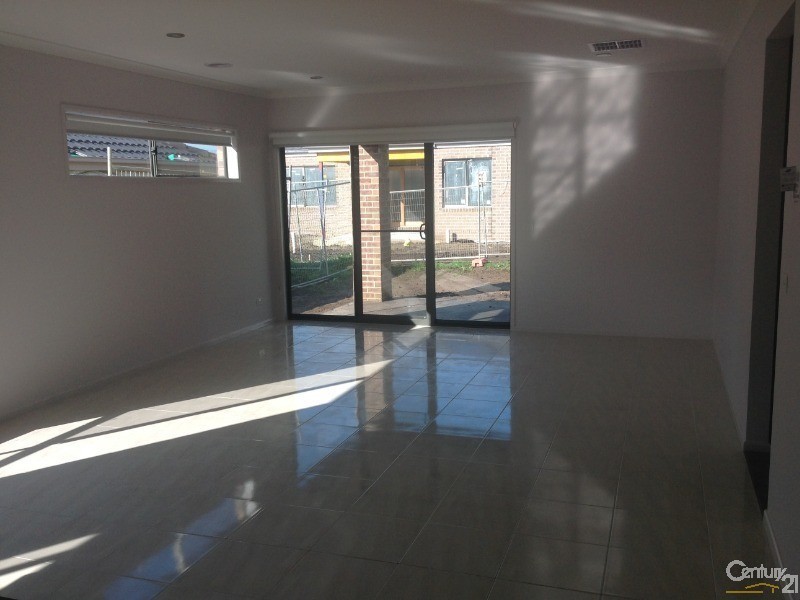 9 Shelburn Way, Cranbourne East VIC 3977