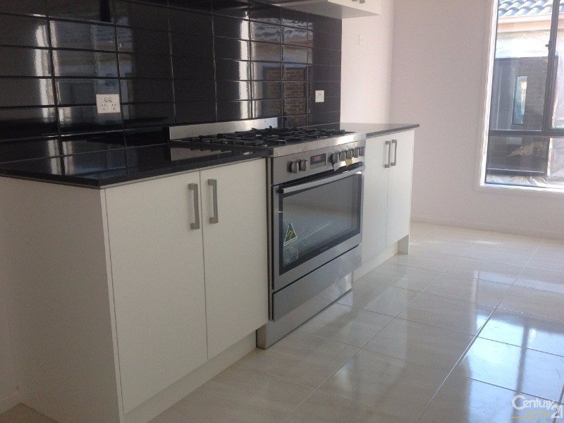 9 Shelburn Way, Cranbourne East VIC 3977