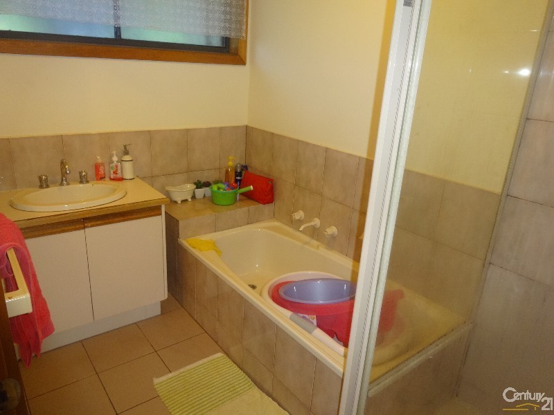 1/3 Lesley Grove, Noble Park VIC 3174