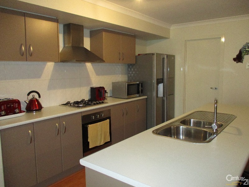 10 Northumbria Street, Cranbourne East VIC 3977