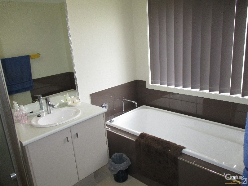 10 Northumbria Street, Cranbourne East VIC 3977