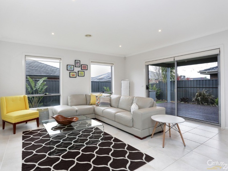 12 Lumina Ave, Cranbourne North VIC 3977