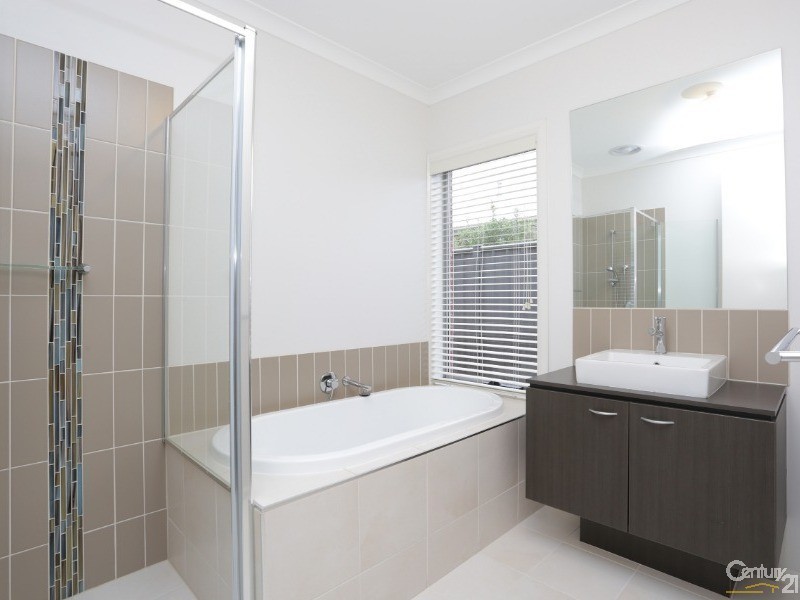 12 Lumina Ave, Cranbourne North VIC 3977