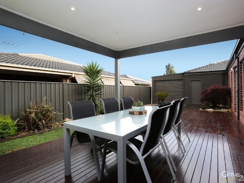 12 Lumina Ave, Cranbourne North VIC 3977