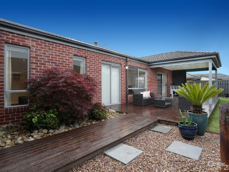 12 Lumina Ave, Cranbourne North VIC 3977