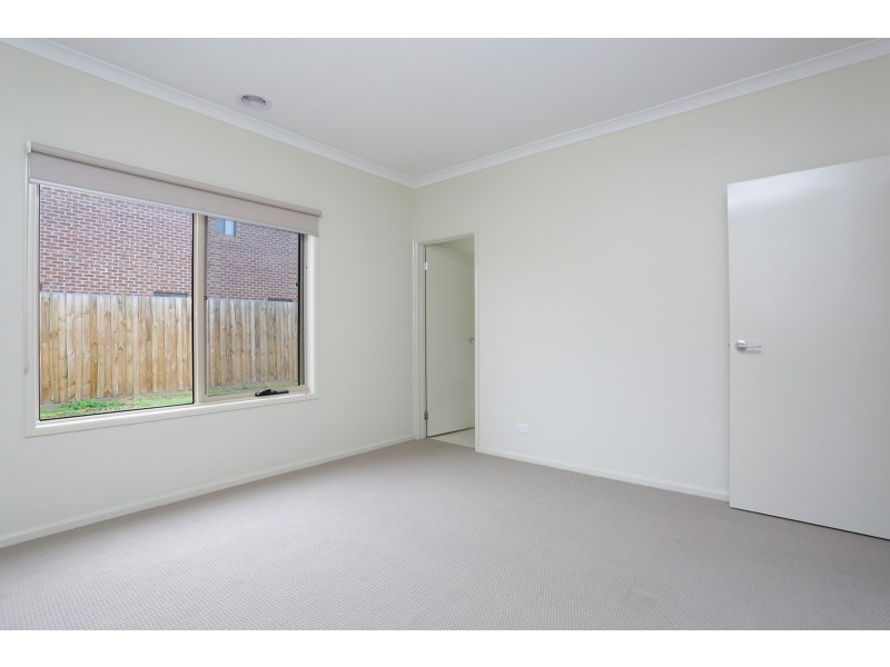 3 Waterfront Way, Keysborough VIC 3173