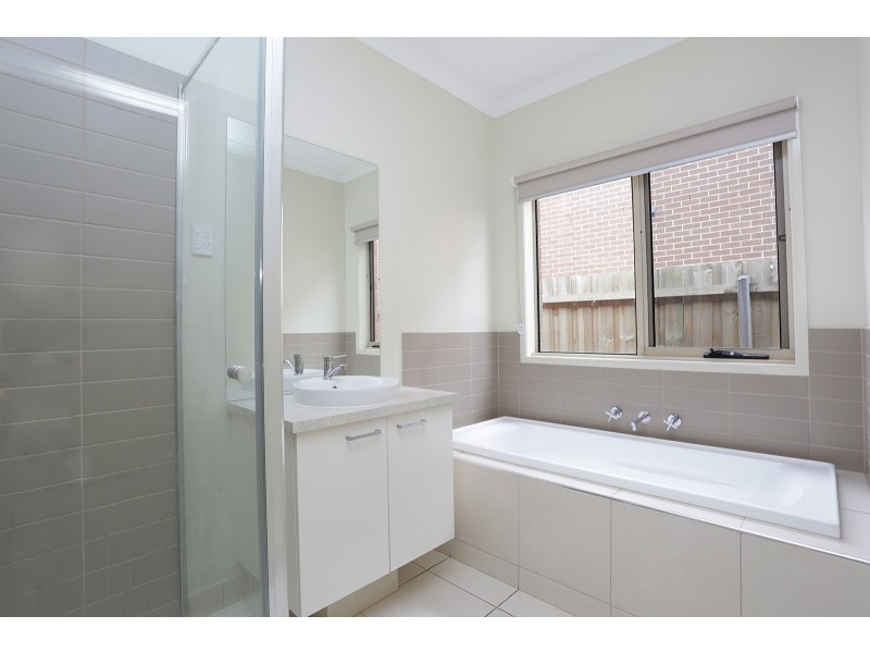 3 Waterfront Way, Keysborough VIC 3173