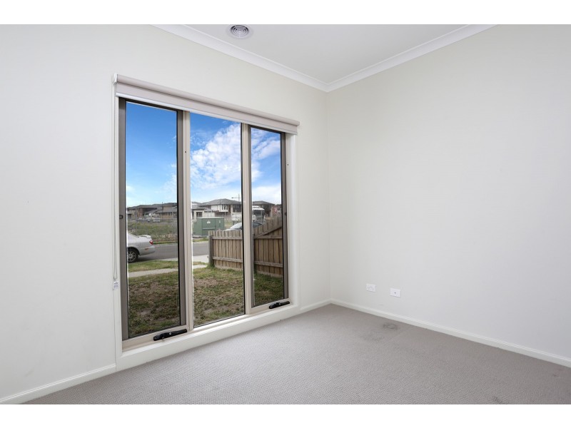 3 Waterfront Way, Keysborough VIC 3173