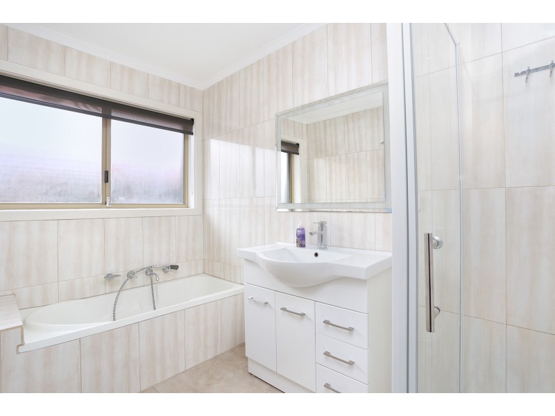 6 Hinrichsen Drive, Hallam VIC 3803