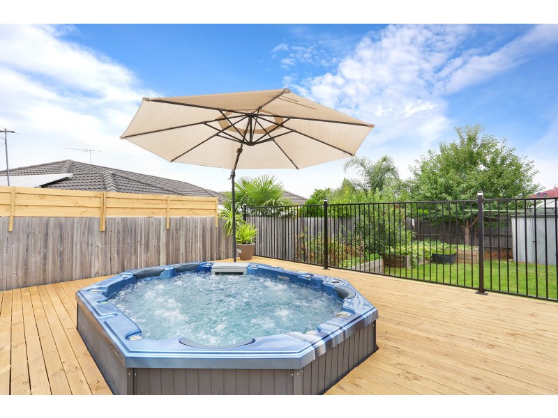 6 Hinrichsen Drive, Hallam VIC 3803