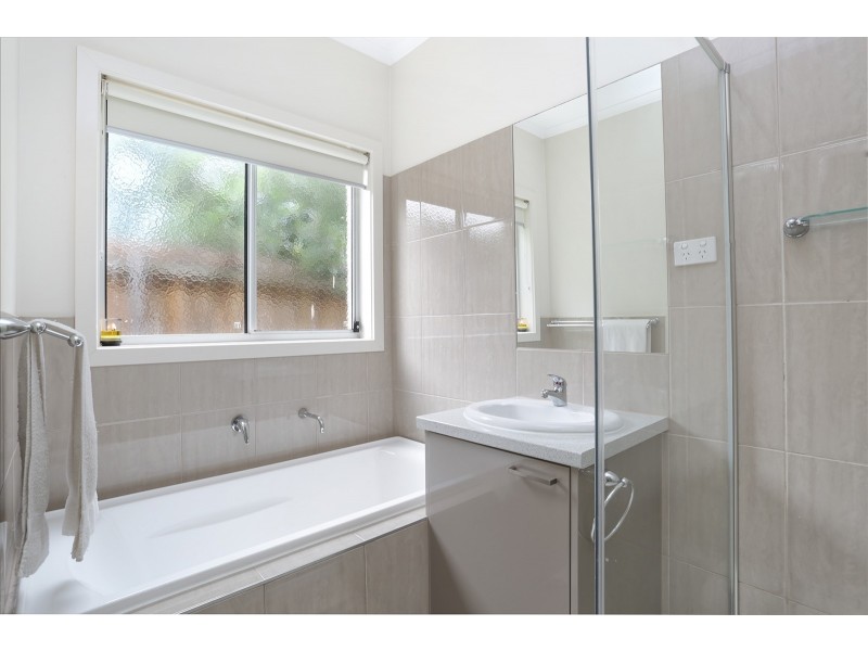 1-2 / 10 Kingswood Cres, Noble Park North VIC 3174