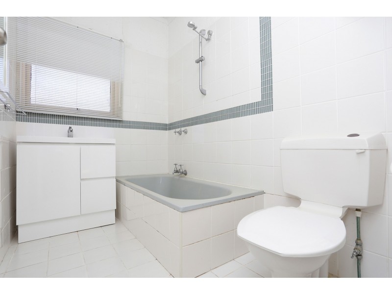 1-2 / 10 Kingswood Cres, Noble Park North VIC 3174