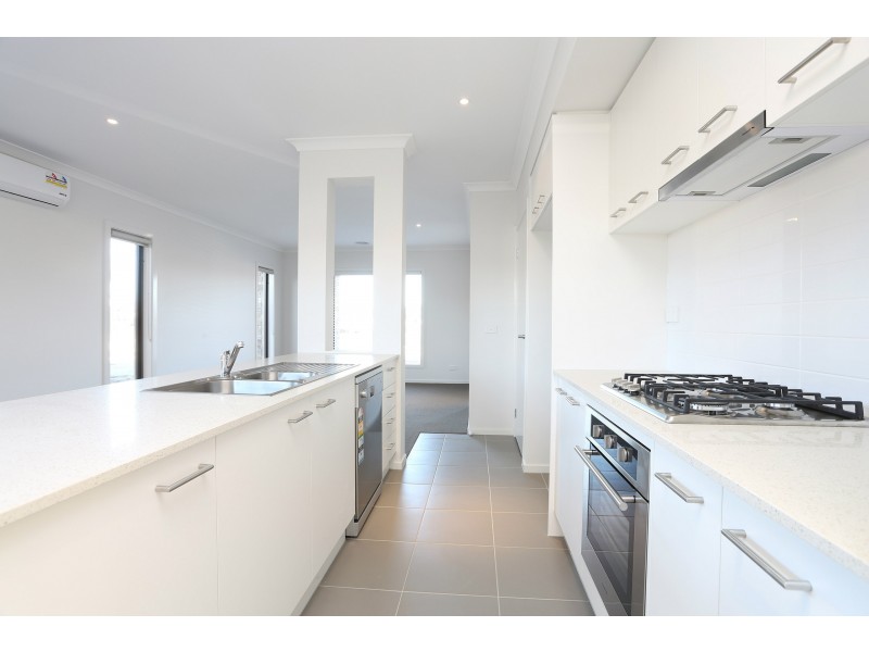 19 Sundew Avenue, Cranbourne East VIC 3977