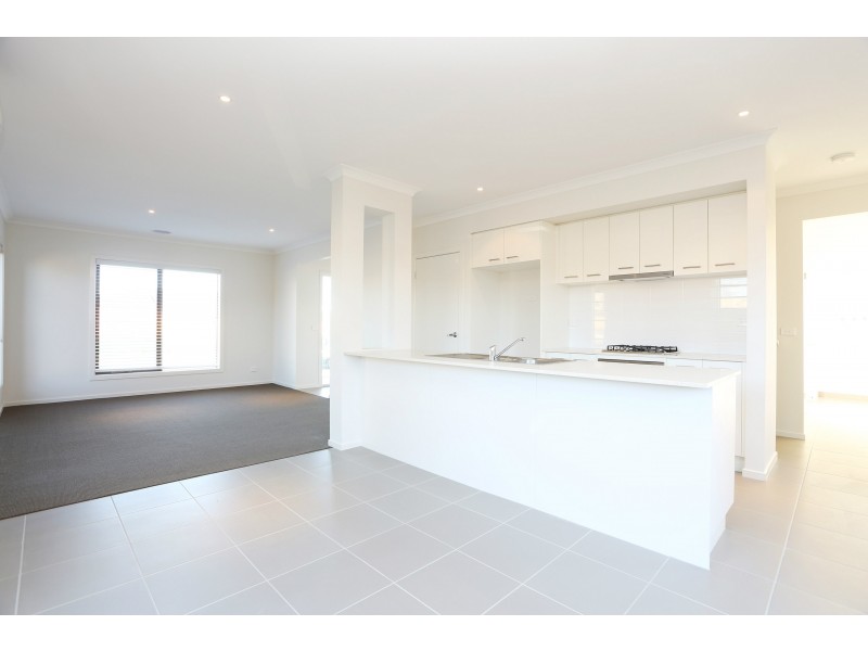 19 Sundew Avenue, Cranbourne East VIC 3977