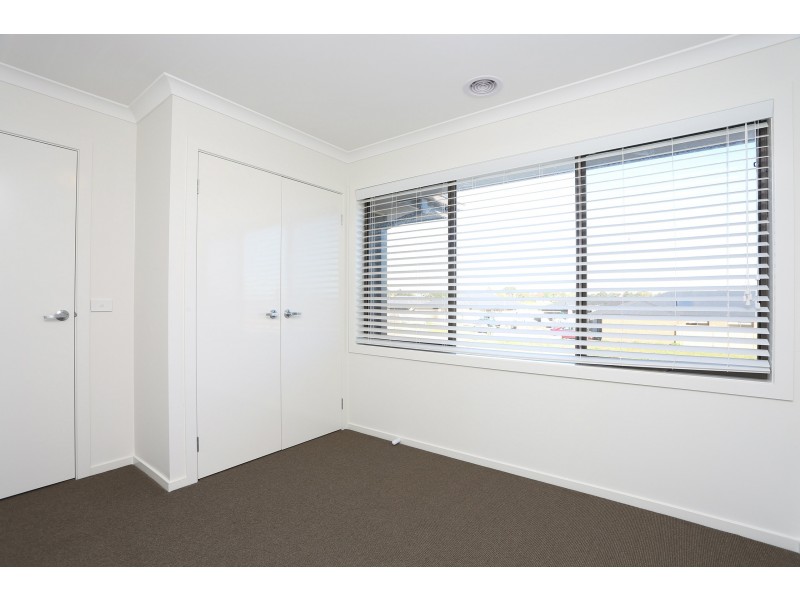 19 Sundew Avenue, Cranbourne East VIC 3977