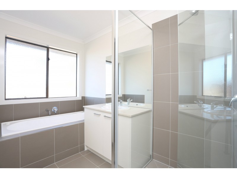 19 Sundew Avenue, Cranbourne East VIC 3977