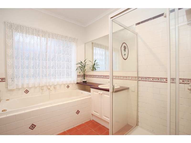 24 Glen Vista Drive, Narre Warren North VIC 3804