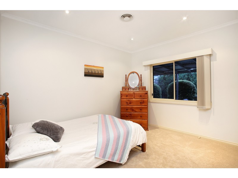 24 Glen Vista Drive, Narre Warren North VIC 3804